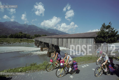 ( PRINCIPATO DEL LIECHTENSTEIN  ) VADUZ : PONTE COPERTO SUL FIUME RENO  © 2002 Graziano Arici/Rosebud2 / GEO BICICLETTA