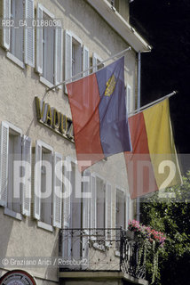 ( PRINCIPATO DEL LIECHTENSTEIN  ) VADUZ : BANDIERA  © 2002 Graziano Arici/Rosebud2 / GEO