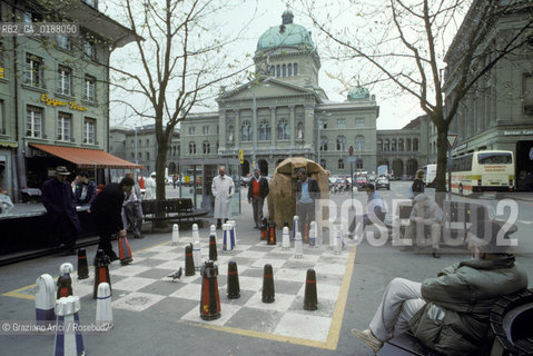 ( SVIZZERA CONFEDERAZIONE ELVETICA  ) BERNA : GIOCO DEGLI SCACCHI SULLA BUNDESPLATZ    © 1995 Graziano Arici/Rosebud2 / GEO