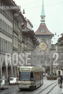 ( SVIZZERA CONFEDERAZIONE ELVETICA  ) BERNA : LA STRADA MARKTGASSE  E LA TORRE DELLOROLOGIO © 1995 Graziano Arici/Rosebud2 / GEO