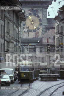 ( SVIZZERA CONFEDERAZIONE ELVETICA  ) BERNA : LA STRADA MARKTGASSE  E LA TORRE DELLOROLOGIO © 1995 Graziano Arici/Rosebud2 / GEO