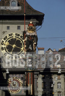 ( SVIZZERA CONFEDERAZIONE ELVETICA  ) BERNA : LA STRADA MARKTGASSE  E LA TORRE DELLOROLOGIO © 1995 Graziano Arici/Rosebud2 / GEO ORSO