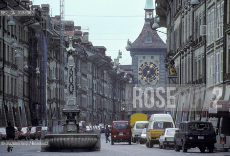 ( SVIZZERA CONFEDERAZIONE ELVETICA  ) BERNA : LA STRADA MARKTGASSE  E LA TORRE DELLOROLOGIO © 1995 Graziano Arici/Rosebud2 / GEO