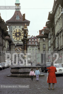 ( SVIZZERA CONFEDERAZIONE ELVETICA  ) BERNA : LA STRADA MARKTGASSE  E LA TORRE DELLOROLOGIO © 1995 Graziano Arici/Rosebud2 / GEO