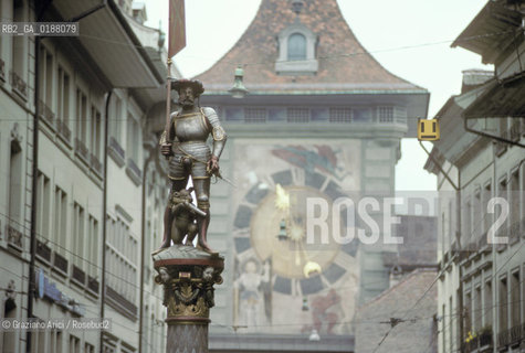 ( SVIZZERA CONFEDERAZIONE ELVETICA  ) BERNA : LA STRADA MARKTGASSE  E LA TORRE DELLOROLOGIO © 1995 Graziano Arici/Rosebud2 / GEO