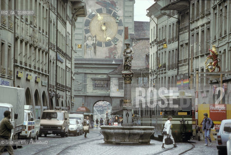 ( SVIZZERA CONFEDERAZIONE ELVETICA  ) BERNA : LA STRADA MARKTGASSE  E LA TORRE DELLOROLOGIO © 1995 Graziano Arici/Rosebud2 / GEO