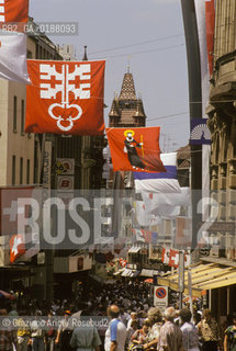 ( SVIZZERA CONFEDERAZIONE ELVETICA  ) BASILEA : LA FREIE STRASSE  © 1995 Graziano Arici/Rosebud2 / GEO BANDIERA