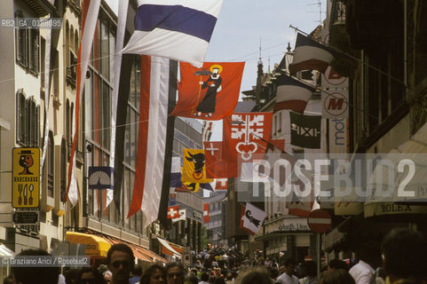 ( SVIZZERA CONFEDERAZIONE ELVETICA  ) BASILEA : LA FREIE STRASSE  © 1995 Graziano Arici/Rosebud2 / GEO BANDIERA