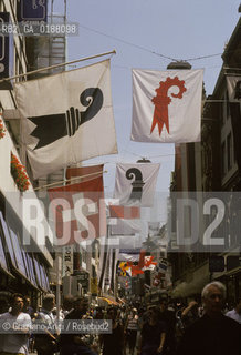 ( SVIZZERA CONFEDERAZIONE ELVETICA  ) BASILEA : LA FREIE STRASSE  © 1995 Graziano Arici/Rosebud2 / GEO BANDIERA