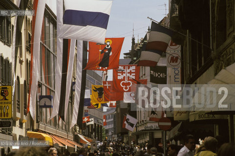 ( SVIZZERA CONFEDERAZIONE ELVETICA  ) BASILEA : LA FREIE STRASSE  © 1995 Graziano Arici/Rosebud2 / GEO BANDIERA