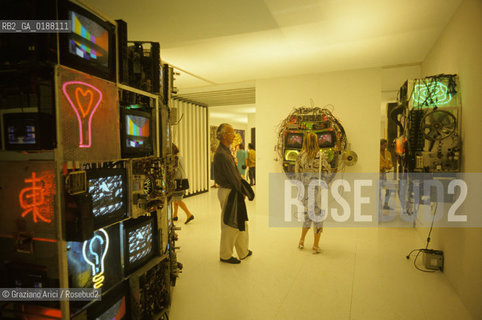 ( SVIZZERA CONFEDERAZIONE ELVETICA  ) BASILEA : LA FIERA DARTE MODERNA E CONTEMPORANEA ART BASEL  © 1995 Graziano Arici/Rosebud2 / GEO