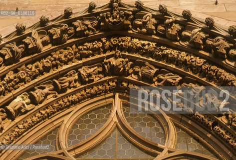 ( SVIZZERA CONFEDERAZIONE ELVETICA  ) BASILEA : LA CATTEDRALE MUNSTER  © 1995 Graziano Arici/Rosebud2 / GEO IL PORTALE