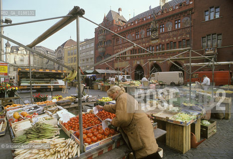 ( SVIZZERA CONFEDERAZIONE ELVETICA  ) BASILEA : RATHAUS PLATZ E IL MUNICIPIO RATHAUS  © 1995 Graziano Arici/Rosebud2 / GEO ROSSO MERCATO