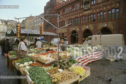 ( SVIZZERA CONFEDERAZIONE ELVETICA  ) BASILEA : RATHAUS PLATZ E IL MUNICIPIO RATHAUS  © 1995 Graziano Arici/Rosebud2 / GEO ROSSO MERCATO