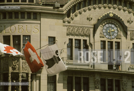 ( SVIZZERA CONFEDERAZIONE ELVETICA  ) BASILEA : PALAZZO IN  RATHAUS PLATZ E IL MUNICIPIO RATHAUS  © 1995 Graziano Arici/Rosebud2 / GEO ROSSO