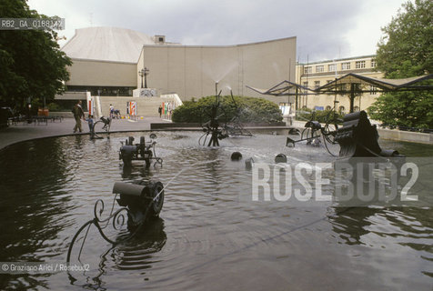 ( SVIZZERA CONFEDERAZIONE ELVETICA  ) BASILEA : FONTANA DI TINGUELY DAVANTI ALLO STADTTHEATER  © 1995 Graziano Arici/Rosebud2 / GEO TEATRO ARTE
