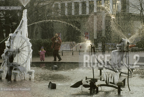 ( SVIZZERA CONFEDERAZIONE ELVETICA  ) BASILEA : FONTANA DI TINGUELY DAVANTI ALLO STADTTHEATER  © 1995 Graziano Arici/Rosebud2 / GEO TEATRO GHIACCIO