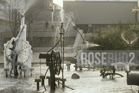( SVIZZERA CONFEDERAZIONE ELVETICA  ) BASILEA : FONTANA DI TINGUELY DAVANTI ALLO STADTTHEATER  © 1995 Graziano Arici/Rosebud2 / GEO TEATRO GHIACCIO