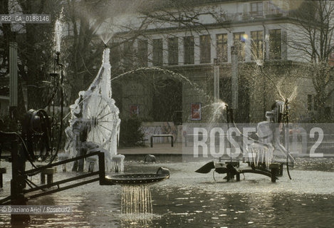 ( SVIZZERA CONFEDERAZIONE ELVETICA  ) BASILEA : FONTANA DI TINGUELY DAVANTI ALLO STADTTHEATER  © 1995 Graziano Arici/Rosebud2 / GEO TEATRO GHIACCIO