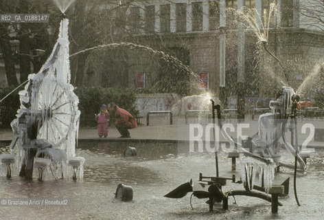 ( SVIZZERA CONFEDERAZIONE ELVETICA  ) BASILEA : FONTANA DI TINGUELY DAVANTI ALLO STADTTHEATER  © 1995 Graziano Arici/Rosebud2 / GEO TEATRO GHIACCIO