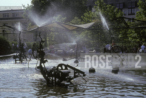 ( SVIZZERA CONFEDERAZIONE ELVETICA  ) BASILEA : FONTANA DI TINGUELY DAVANTI ALLO STADTTHEATER  © 1995 Graziano Arici/Rosebud2 / GEO TEATRO