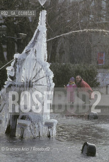 ( SVIZZERA CONFEDERAZIONE ELVETICA  ) BASILEA : FONTANA DI TINGUELY DAVANTI ALLO STADTTHEATER  © 1995 Graziano Arici/Rosebud2 / GEO TEATRO