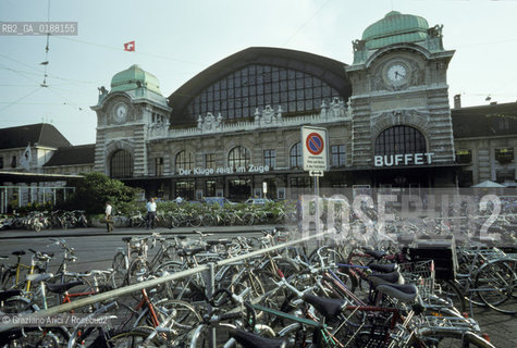 ( SVIZZERA CONFEDERAZIONE ELVETICA  ) BASILEA : LA STAZIONE CENTRALE   © 1995 Graziano Arici/Rosebud2 / GEO BICICLETTA