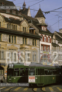 ( SVIZZERA CONFEDERAZIONE ELVETICA  ) BASILEA : LA BARFUSSERPLATZ   © 1995 Graziano Arici/Rosebud2 / GEO /  TRAM