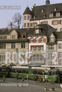 ( SVIZZERA CONFEDERAZIONE ELVETICA  ) BASILEA : LA BARFUSSERPLATZ   © 1995 Graziano Arici/Rosebud2 / GEO /  TRAM