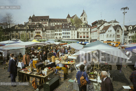 ( SVIZZERA CONFEDERAZIONE ELVETICA  ) BASILEA :  MERCATO DELLE PULCI SULLA BARFUSSERPLATZ   © 1995 Graziano Arici/Rosebud2 / GEO /  TRAM