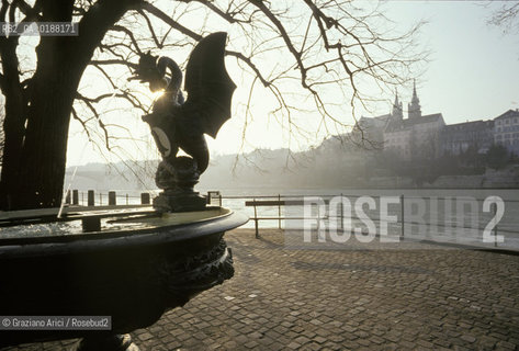 ( SVIZZERA CONFEDERAZIONE ELVETICA  ) BASILEA :  KLEINE BASEL E IL LUNGORENO   © 1995 Graziano Arici/Rosebud2 / GEO /  FIUME RENO FONTANA