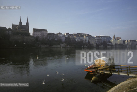( SVIZZERA CONFEDERAZIONE ELVETICA  ) BASILEA :  KLEINE BASEL E IL LUNGORENO   © 1995 Graziano Arici/Rosebud2 / GEO /  FIUME RENO TRAGHETTO
