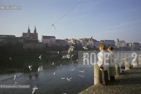 ( SVIZZERA CONFEDERAZIONE ELVETICA  ) BASILEA :  KLEINE BASEL E IL LUNGORENO   © 1995 Graziano Arici/Rosebud2 / GEO /  FIUME RENO