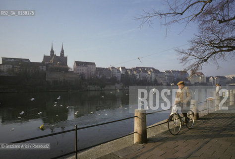 ( SVIZZERA CONFEDERAZIONE ELVETICA  ) BASILEA :  KLEINE BASEL E IL LUNGORENO   © 1995 Graziano Arici/Rosebud2 / GEO /  FIUME RENO