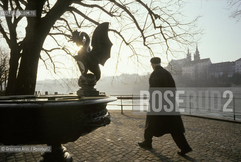 ( SVIZZERA CONFEDERAZIONE ELVETICA  ) BASILEA :  KLEINE BASEL E IL LUNGORENO   © 1995 Graziano Arici/Rosebud2 / GEO /  FIUME RENO FONTANA