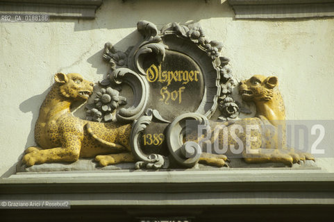 ( SVIZZERA CONFEDERAZIONE ELVETICA  ) BASILEA :  CASE DEL CENTRO STORICO   © 1995 Graziano Arici/Rosebud2 / GEO STEMMA LEOPARDO