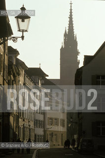 ( SVIZZERA CONFEDERAZIONE ELVETICA  ) BASILEA :  CASE DEL CENTRO STORICO   © 1995 Graziano Arici/Rosebud2 / GEO CATTEDRALE MUNSTER