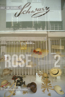 ( SVIZZERA CONFEDERAZIONE ELVETICA  ) BASILEA :  CASE DEL CENTRO STORICO  E NEGOZIO DI CAPPELLI © 1995 Graziano Arici/Rosebud2 / GEO