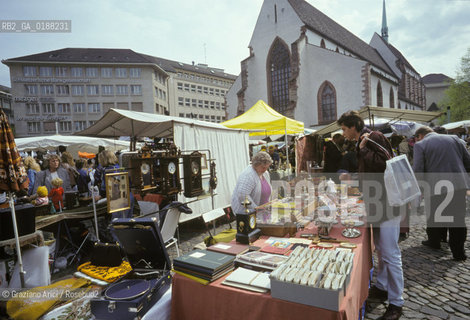 ( SVIZZERA CONFEDERAZIONE ELVETICA  ) BASILEA :  MERCATO DELLE PULCI IN BARFUSSERPLATZ  © 1995 Graziano Arici/Rosebud2 / GEO