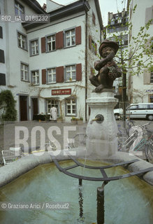 ( SVIZZERA CONFEDERAZIONE ELVETICA  ) BASILEA :  CASE DEL CENTRO STORICO  FONTANA  © 1995 Graziano Arici/Rosebud2 / GEO SCIMMIA