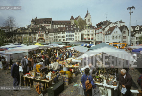 ( SVIZZERA CONFEDERAZIONE ELVETICA  ) BASILEA :  MERCATO DELLE PULCI IN BARFUSSERPLATZ  © 1995 Graziano Arici/Rosebud2 / GEO