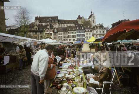 ( SVIZZERA CONFEDERAZIONE ELVETICA  ) BASILEA :  MERCATO DELLE PULCI IN BARFUSSERPLATZ  © 1995 Graziano Arici/Rosebud2 / GEO