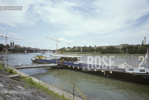 ( SVIZZERA CONFEDERAZIONE ELVETICA  ) BASILEA :  BATTELLO SUL FIUME RENO  © 1995 Graziano Arici/Rosebud2 / GEO