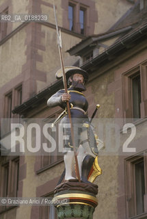 ( SVIZZERA CONFEDERAZIONE ELVETICA  ) BASILEA :  CASE DEL CENTRO STORICO FONTANA  © 1995 Graziano Arici/Rosebud2 / GEO