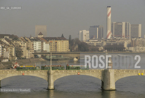 ( SVIZZERA CONFEDERAZIONE ELVETICA  ) BASILEA : IL FIUME RENO CON IL WETTSTEIBRUCKE E LE INDUSTRIE CHIMICHE  © 1995 Graziano Arici/Rosebud2 / GEO