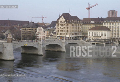 ( SVIZZERA CONFEDERAZIONE ELVETICA  ) BASILEA : IL FIUME RENO CON IL WETTSTEIBRUCKE   © 1995 Graziano Arici/Rosebud2 / GEO