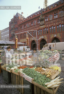 ( SVIZZERA CONFEDERAZIONE ELVETICA  ) BASILEA :  MERCATO SULLA MARKTPLATZ    © 1995 Graziano Arici/Rosebud2 / GEO