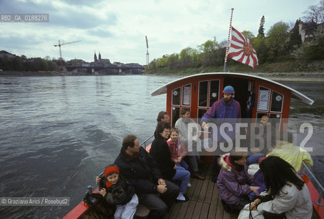 ( SVIZZERA CONFEDERAZIONE ELVETICA  ) BASILEA : IL FIUME RENO  E IL TRAGHETTO  © 1995 Graziano Arici/Rosebud2 / GEO