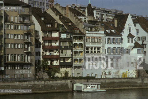 ( SVIZZERA CONFEDERAZIONE ELVETICA  ) BASILEA : CASE SUL FIUME RENO    © 1995 Graziano Arici/Rosebud2 / GEO