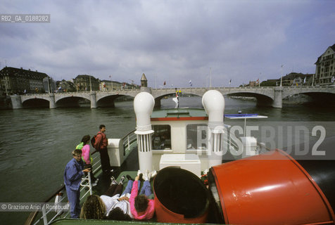 ( SVIZZERA CONFEDERAZIONE ELVETICA  ) BASILEA : BATTELLO SUL FIUME RENO    © 1995 Graziano Arici/Rosebud2 / GEO